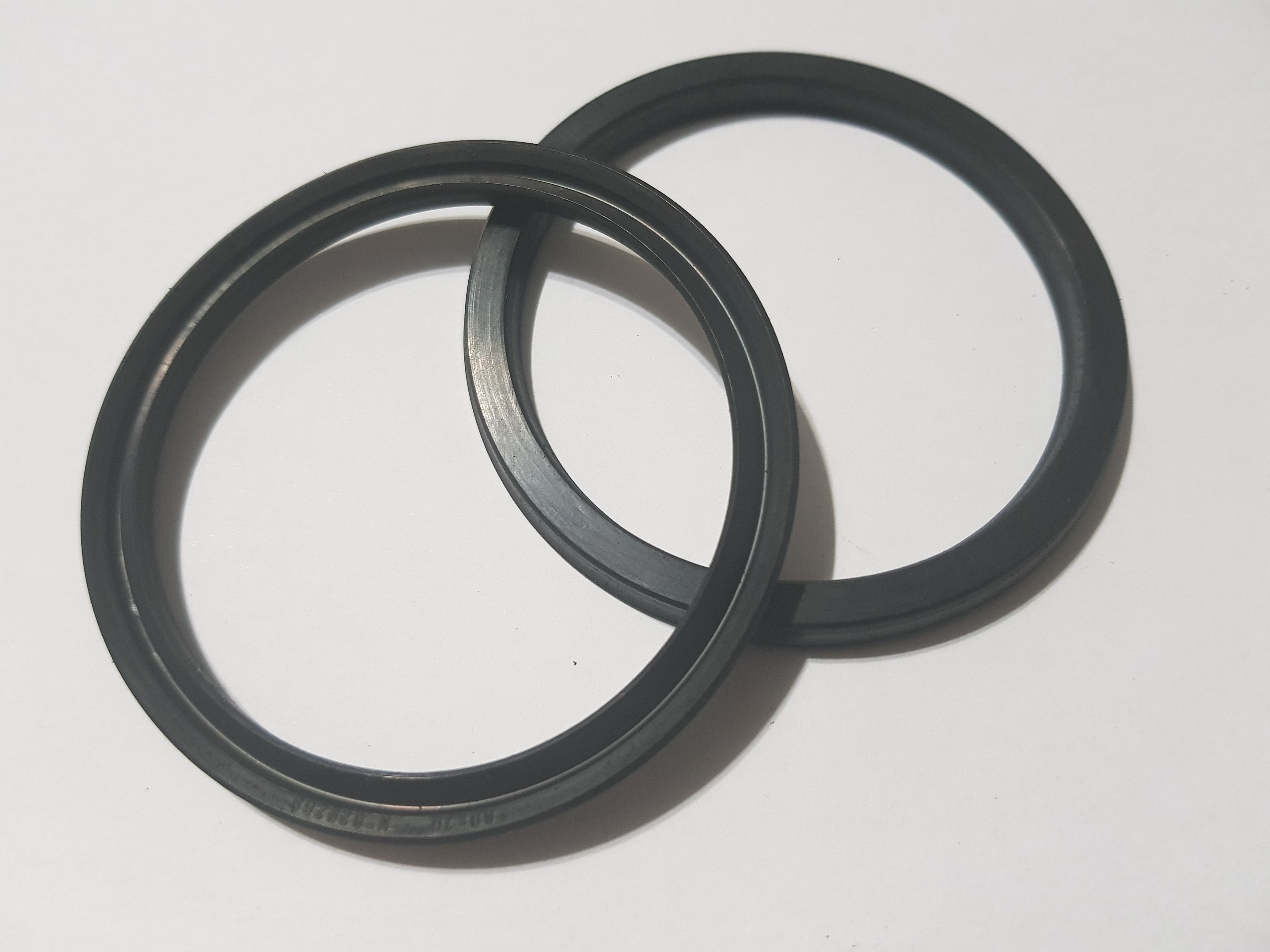 Manžeta 16 x 24 x 4 AU90